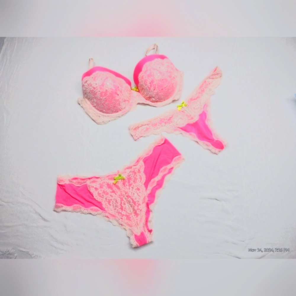 VS pink cream lace bra and 2 panty set. 34D fullback & a thong. Both Medium.